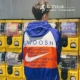 Nike SWOOSH móc đôi logo chữ giải mã xu hướng áo khoác chống gió có mũ trùm đầu áo khoác cặp đôi CJ4889 - Áo khoác thể thao / áo khoác