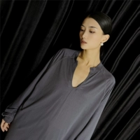 Темно -серый v -neck