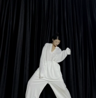 Белый, V-образный вырез