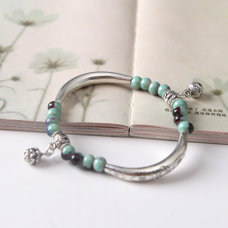 QingGe jingdezhen act the role ofing is tasted little fresh flower glaze porcelain bead bracelet with girlfriends picking hundred Mr Market. I source