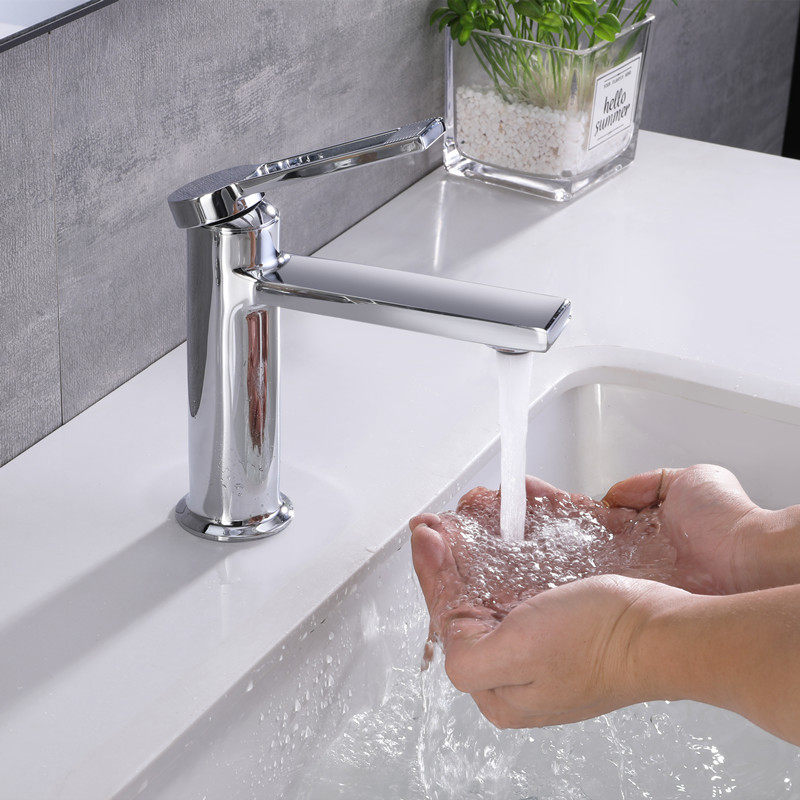 Chromium plated on the basin of the basin of the basin brass valve core under the basin of the basin of the basin