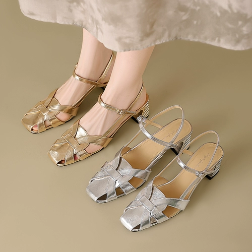 [Италия] Элитный наряд Рене Ванвиллы: каблук толщиной 5 см и плетеный носок для прохладного ношения.