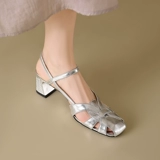 [Италия] Элитный наряд Рене Ванвиллы: каблук толщиной 5 см и плетеный носок для прохладного ношения.