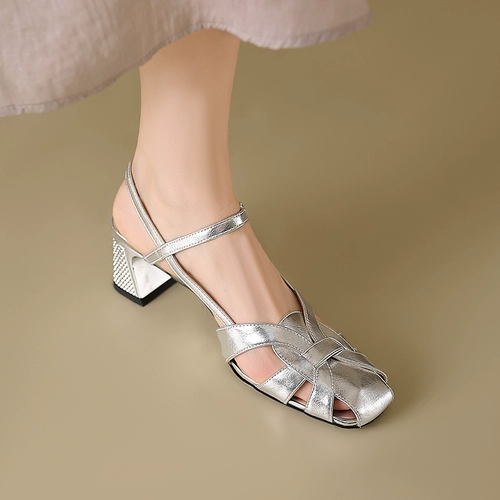 [Италия] Элитный наряд Рене Ванвиллы: каблук толщиной 5 см и плетеный носок для прохладного ношения.