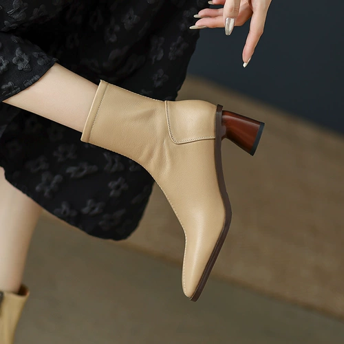 [Италия] Рене Ванвилла тонкая и длинная.