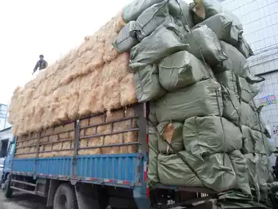 Red wine cosmetic box filled with wood chips replacing raffia grass shredded paper seafood filled with coarse wood silk fine wood