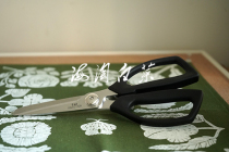 Spot KAI SELECT100 series 3MM thick asymmetric double-edged kitchen scissors