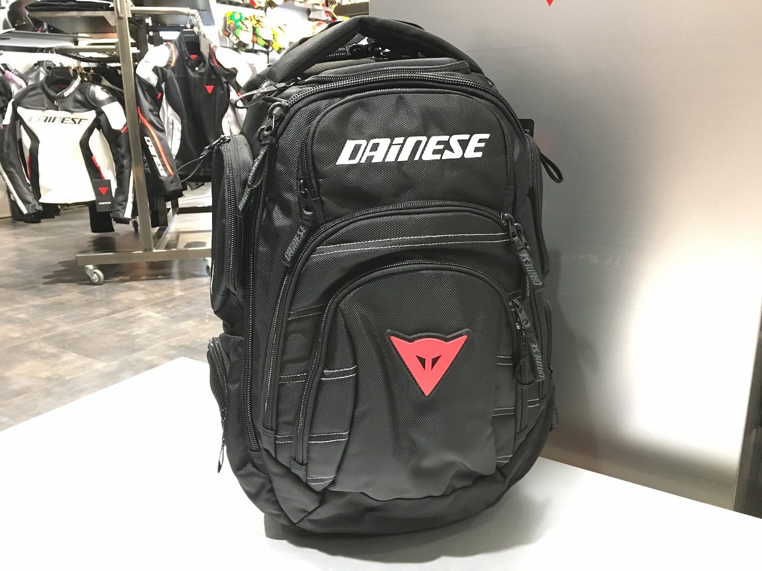 小潘潘 丹尼斯 Dainese D-GAMBIT BACKPACK：骑行者的终极防挤压神器！-骑士包-淘宝好物网