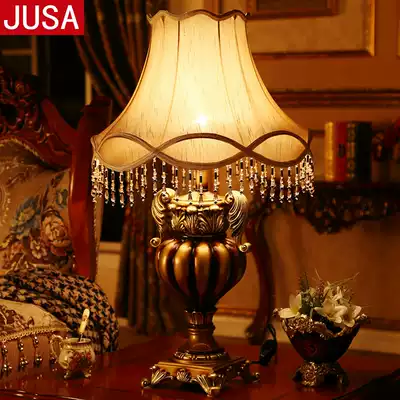 European-style living room table lamp Light luxury retro American classical high-end luxury warm romantic wedding room bedroom bedside cabinet light