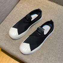 A foot pedal thick bottom female 2021 Summer new fashion 100 hitch comfortable and breathable sloth with a small black hole in the foot.