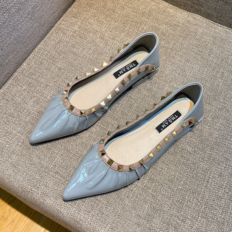 Pointed Shallow Mouth Low Heel Shoes Women 2022 Summer New Fashion 100 Hitch Style Temperament Rivets A foot pedal Single shoe