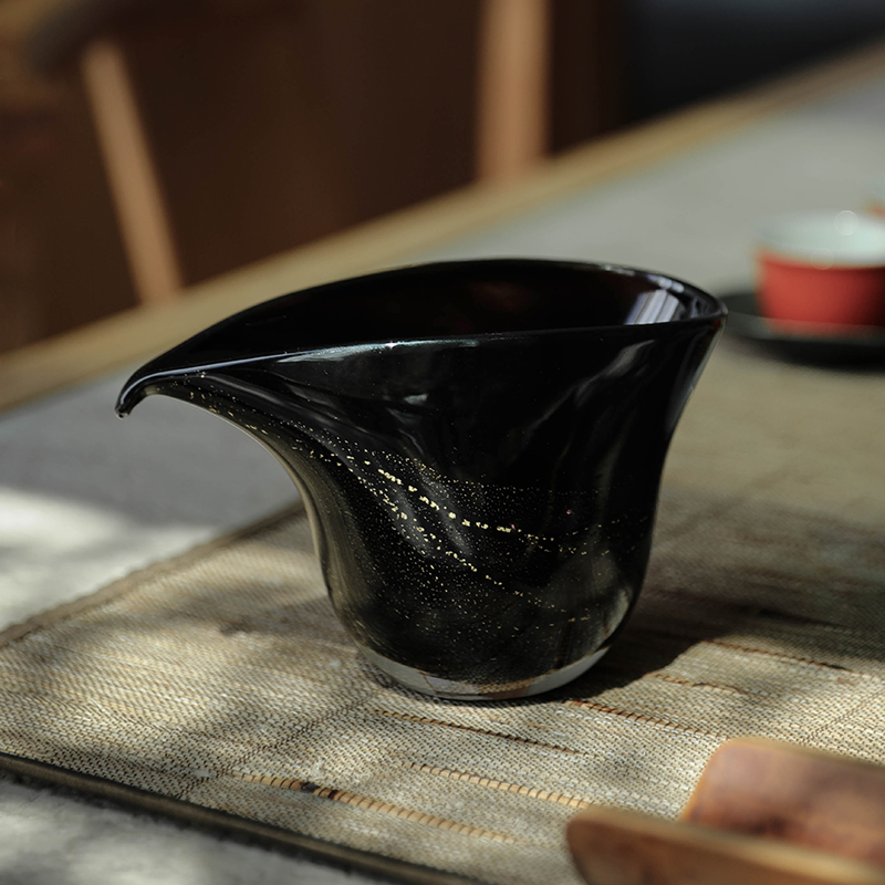 (Free and Happy) Glass Heart Glass Language Shen Xing Gongdao Cup High Temperature Heat Resistant Borosilicate Glass Tea Divider 200ml