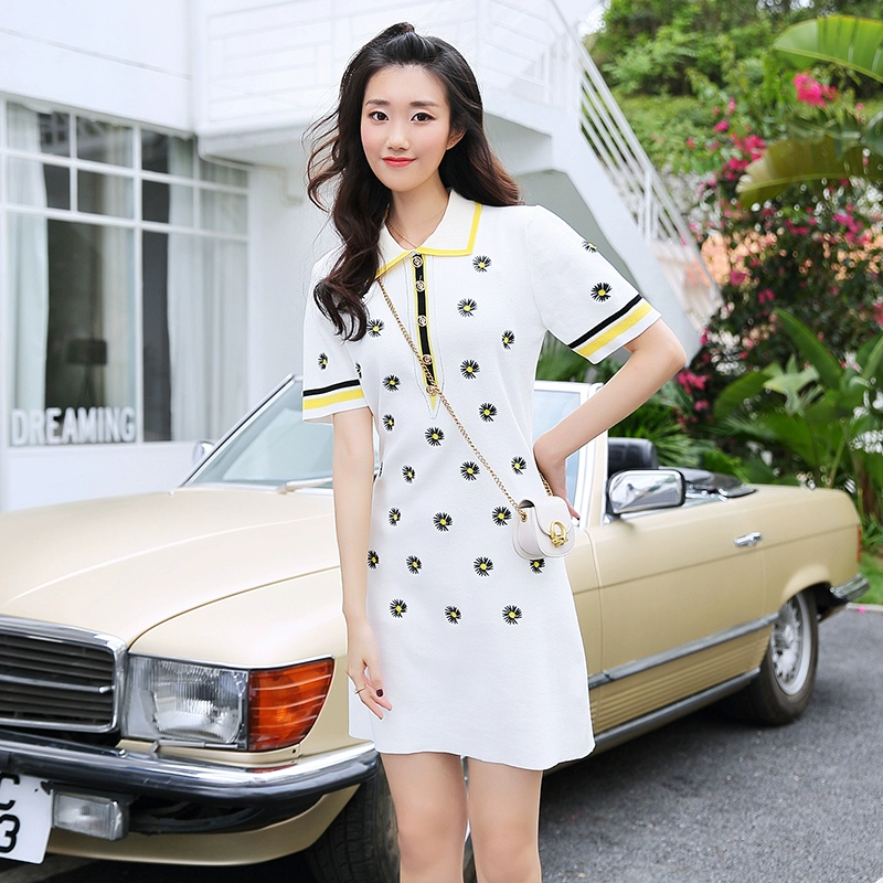 Luojia RMOJUL 2020 mùa hè quần áo nữ mới thêu hoa cúc nhỏ tươi POLO cổ áo váy dệt kim - váy đầm