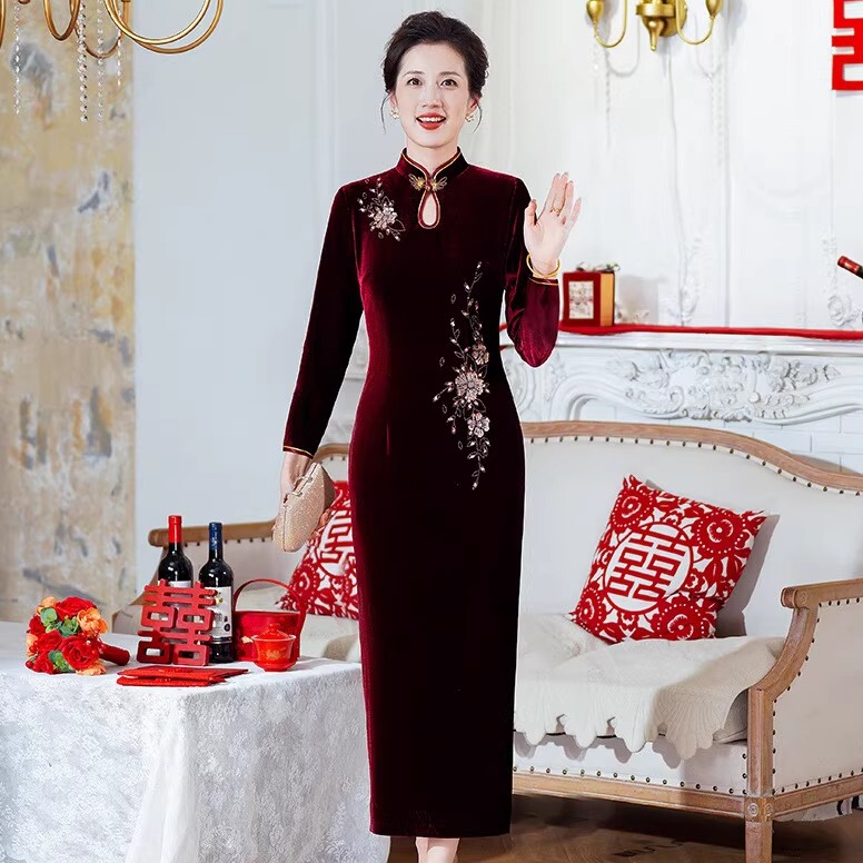 High-End Spring and Autumn New Style Beaded Velvet Cheongsam, Three-Quarter Sleeves, Long Style, Suitable for Mother-In-Law, Wedding, Mother's Wedding Banquet Dress