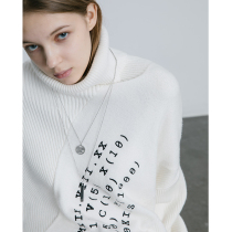 EKCOOKIES original designer Zeng Koni with Roman numerals embroidered split silhouette turtleneck sweater