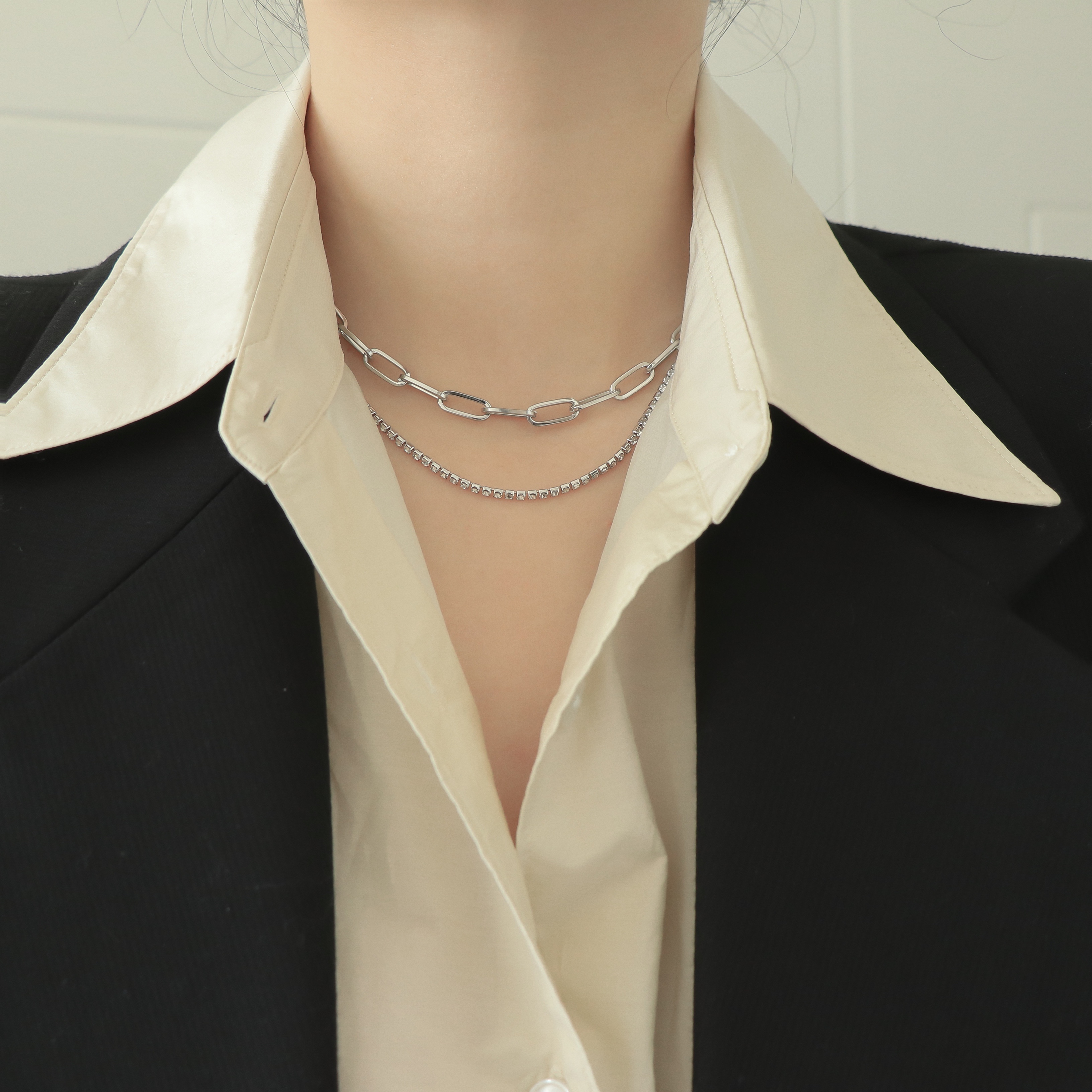 Due to the lack of Stin double layer of the clocks chain temperament of the clocks chain, double layer of the metal chain neckchain