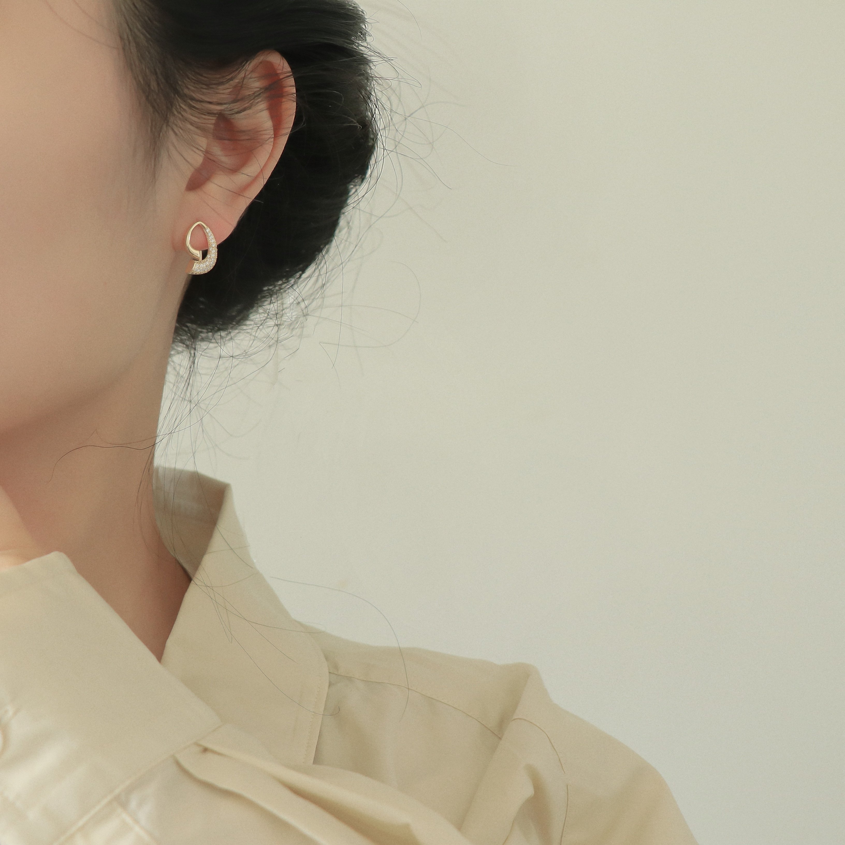 Due to the lack of Sting s925 silver needle gold-plated conch girl earrings mosquito coil ear clip super fairy exquisite small design sense