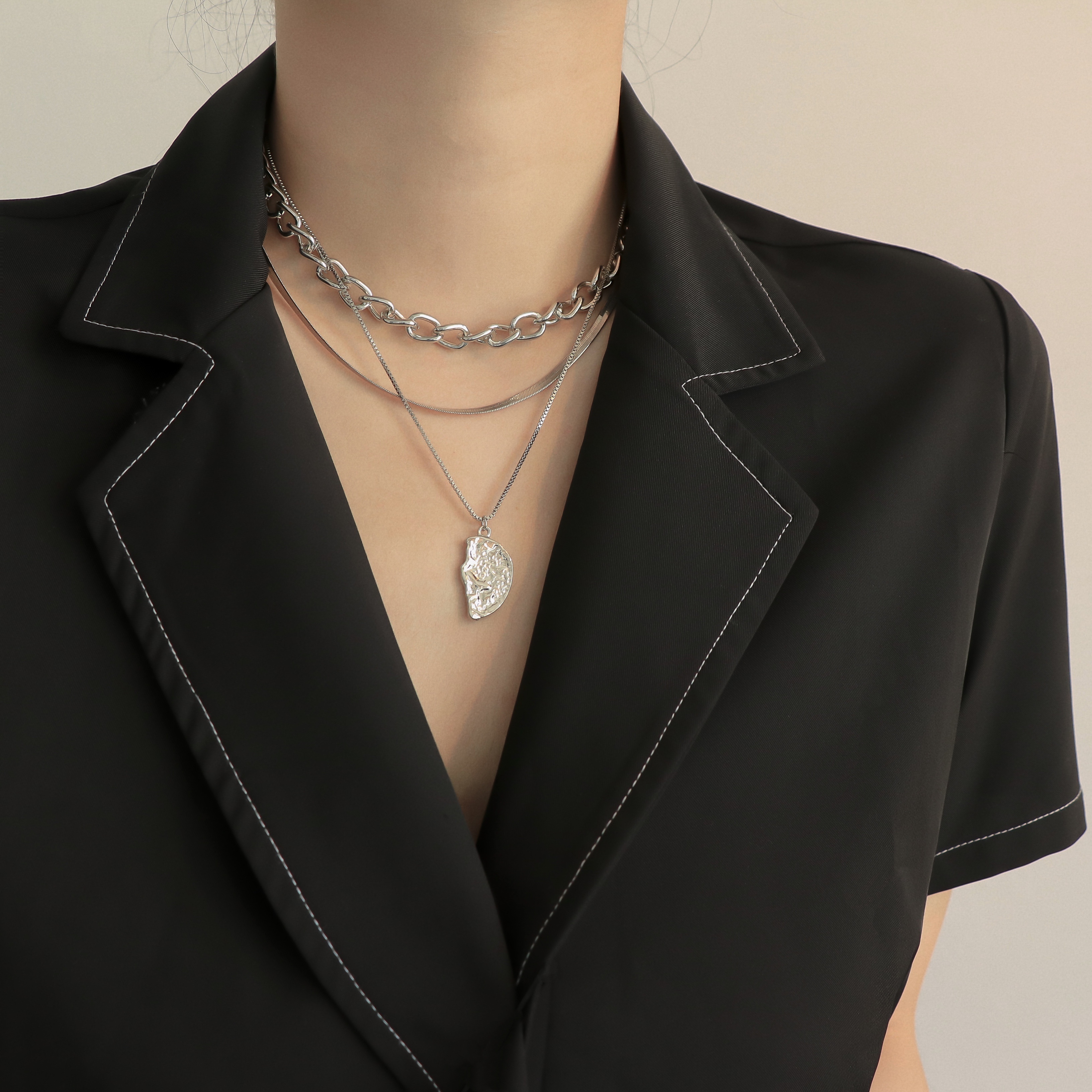 Three separate special design of the chain because of the lack of Stin multi-layered ins tide personality