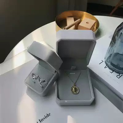 Due to the lack of Sting jewelry storage gray velvet box, only the box is not shipped and the jewelry is taken together.
