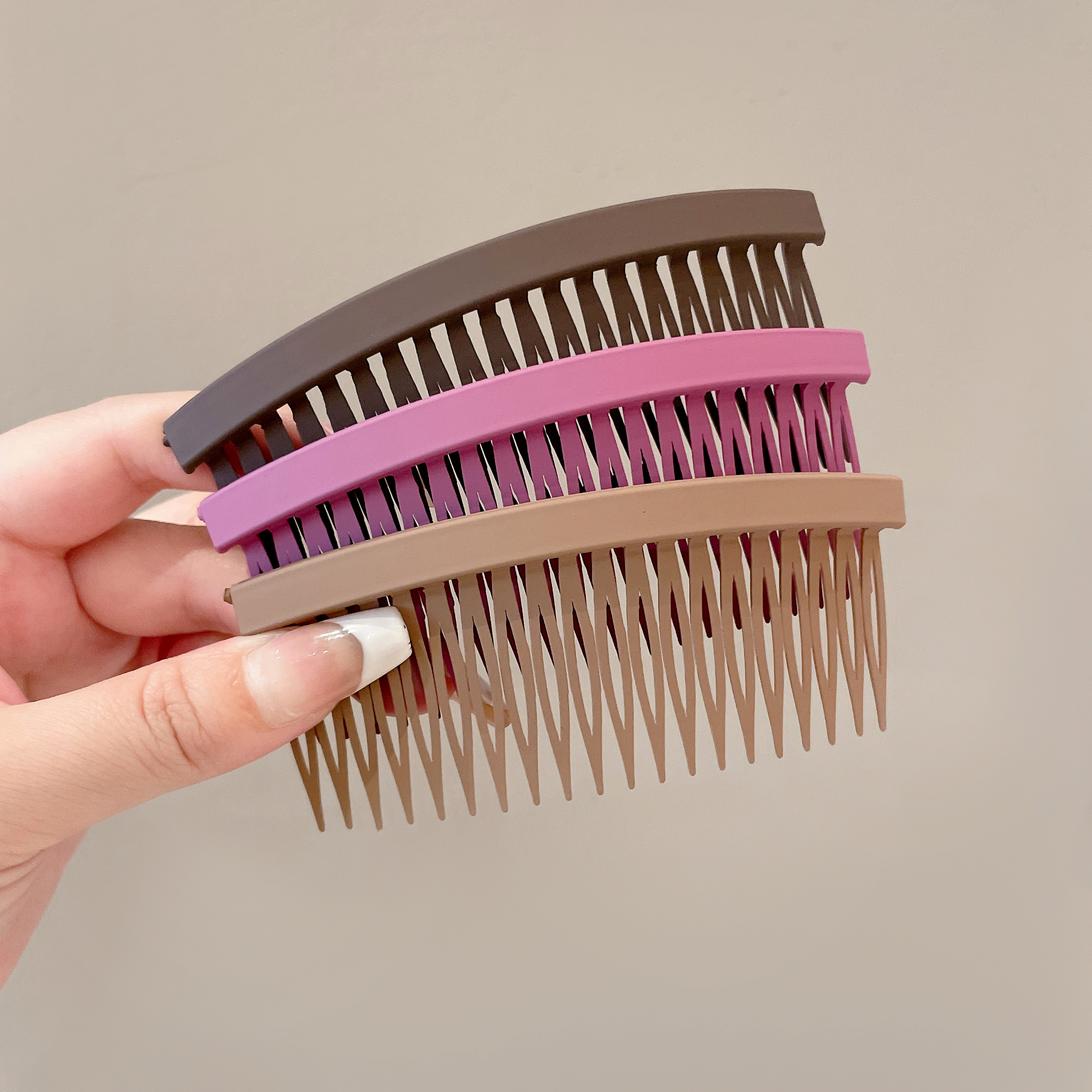 images 5:Simple grinding and combing female forehead fixed Liu Hai shredded hair soup chopping hair combing hair