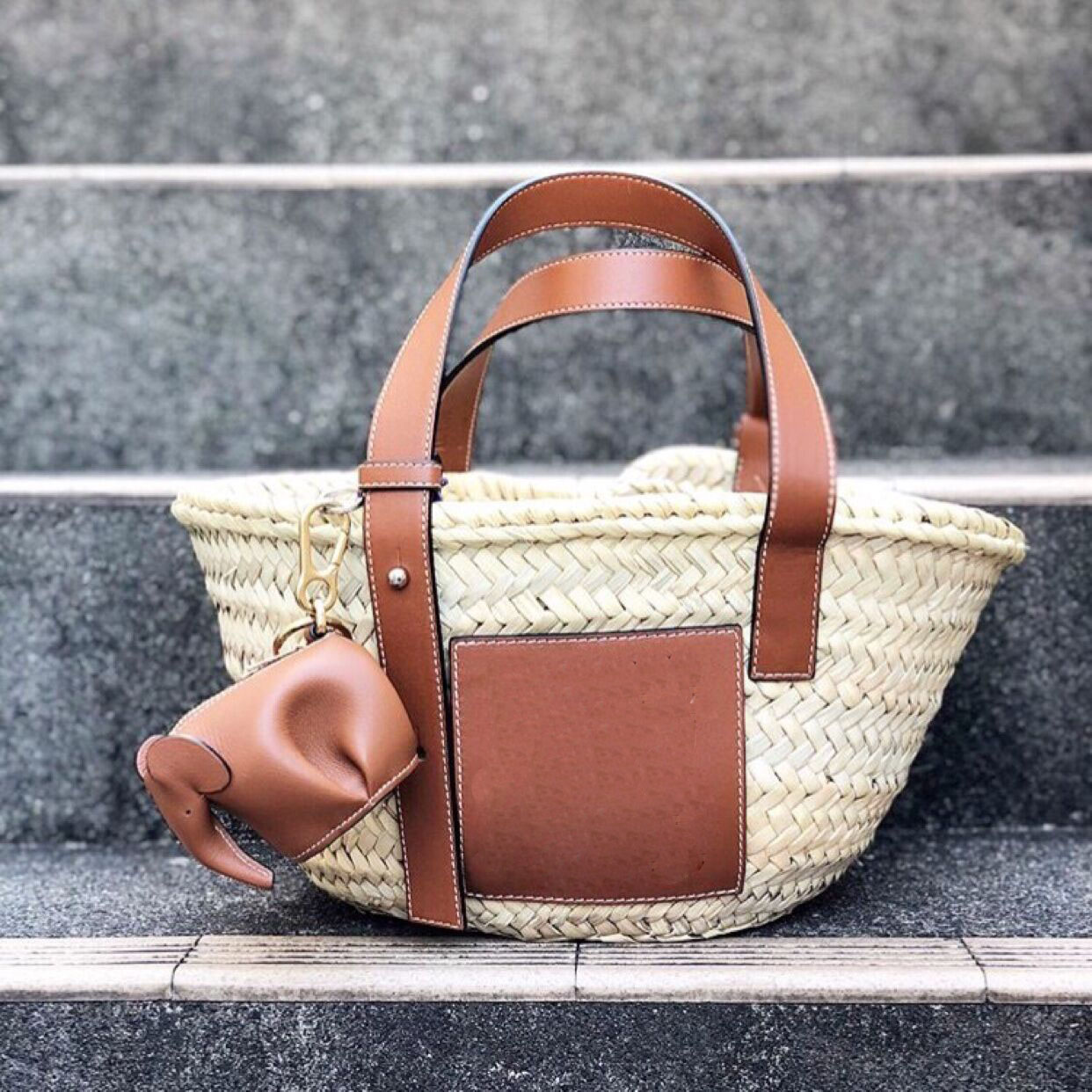 Genuine leather elephant bag Mini small elephant chain bag inclined satchel zero wallet Japan-Japan cute cow leather key bag small money hanging decoration