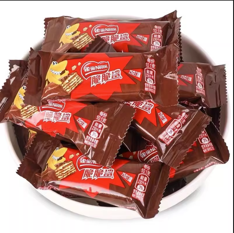 新包装雀巢脆脆鲨牛奶味巧克力花生味黑芝麻味散装威化饼干零食有哪些亮点?聊聊2025年消费升级的趋势