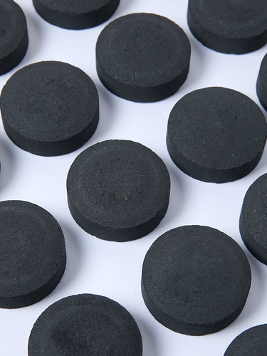 Быстрый -сжигающий уголь на гриле на гриле углеродного уголя бездымного углеродного угля.