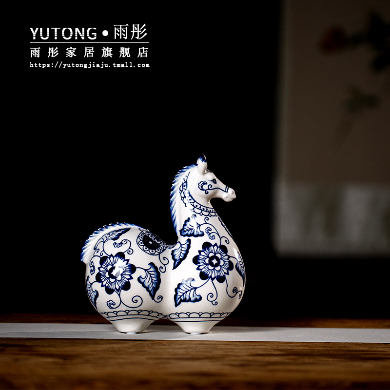 Jingdezhen blue and white porcelain ceramic horse furnishing articles of ceramic arts and crafts of Chinese style restoring ancient ways is the sitting room TV cabinet decoration decoration