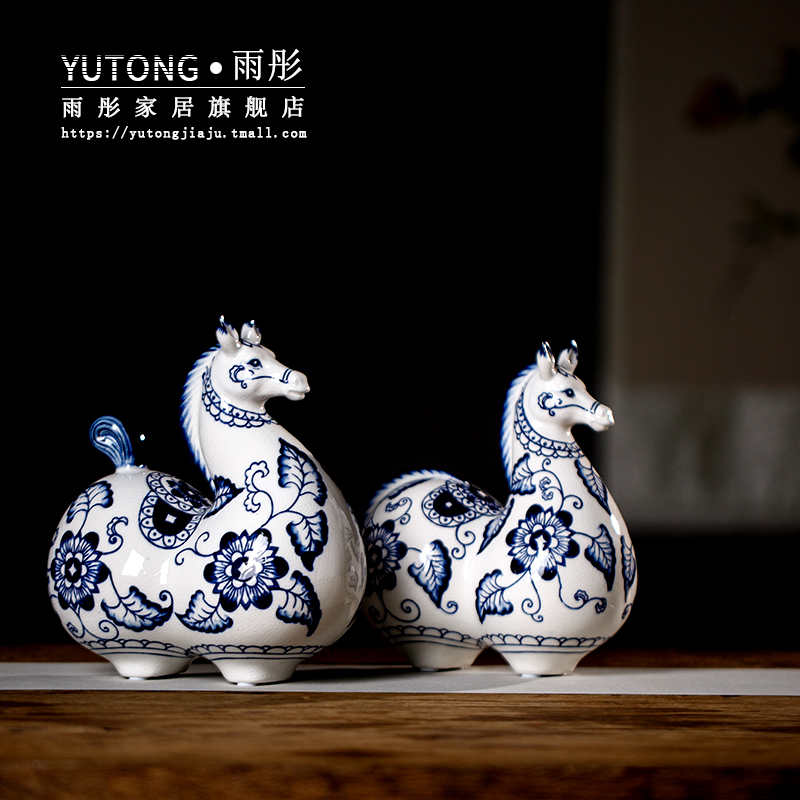 Jingdezhen blue and white porcelain ceramic horse furnishing articles of ceramic arts and crafts of Chinese style restoring ancient ways is the sitting room TV cabinet decoration decoration