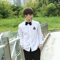 Одинокая мужская черная сторона длинная белая рубашка