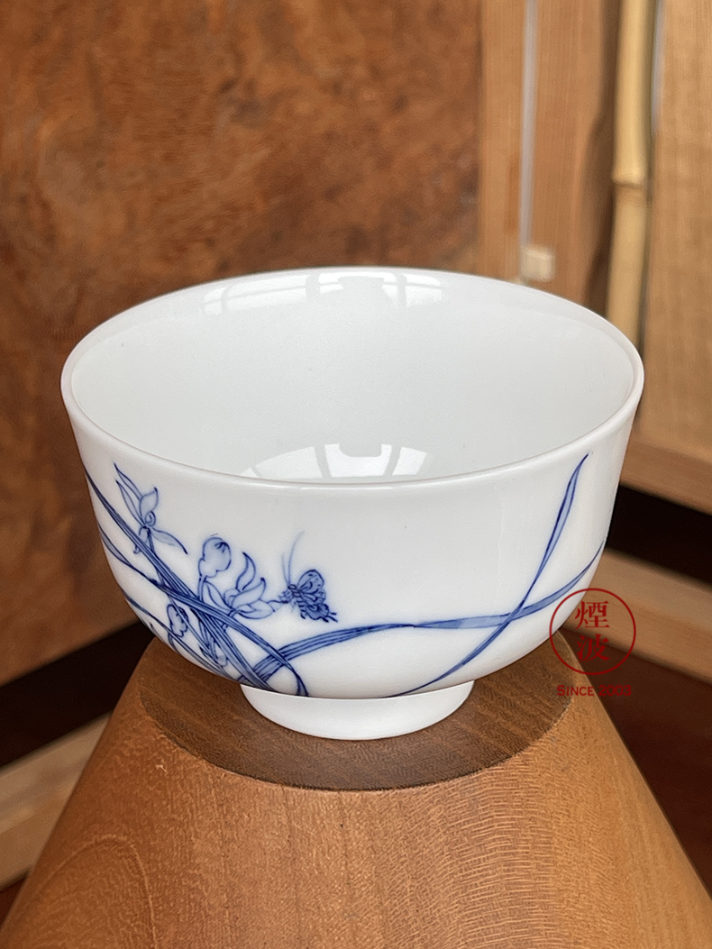 Jingdezhen nine calcinations hand - made blue - and - white porcelain hand refers to butterfly pressure hand cup tea cups