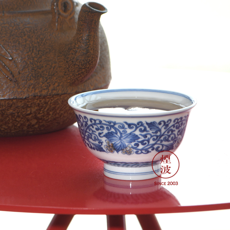Jingdezhen lesser RuanDingRong made lesser collection model of blue and white grape grain youligong tangled branches bats cup drawing