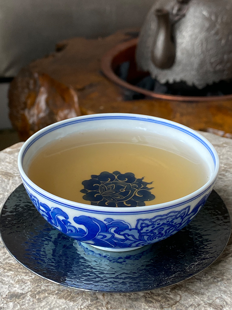 Jingdezhen spring auspicious jade Zou Jun up the system of eight new treasure phase model of blue and white flower painting of flat bowl