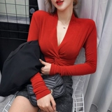 Красный приталенный сексуальный приятный телу осенний лонгслив, коллекция 2023, V-образный вырез