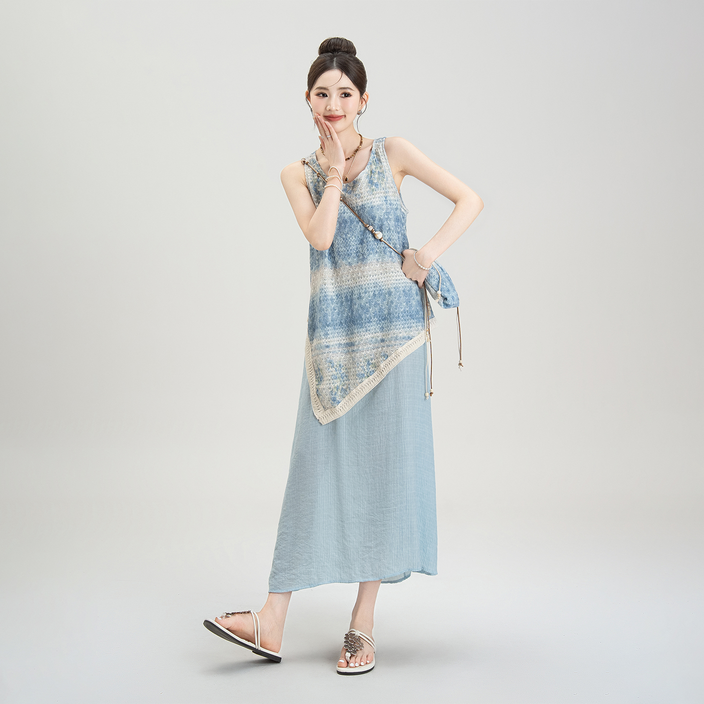 ブルーのホリデースタイルのフェイクツーピースサスペンダードレス、レディース夏新作、不規則なストライプのタイダイベストロングスカート