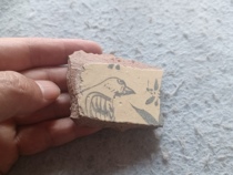 There is an eagle pattern on the Cizhou kiln of the Song and Yuan Dynasties but it is a pity that there is no body. The painting is exquisite and it is a good specimen to learn from.