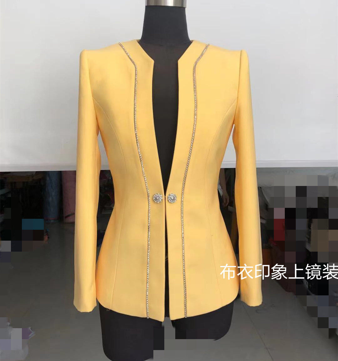 Cloth Impressionable to be a female presenter on a mirror Costume Announcer candidate for interview with a small suit QB8176