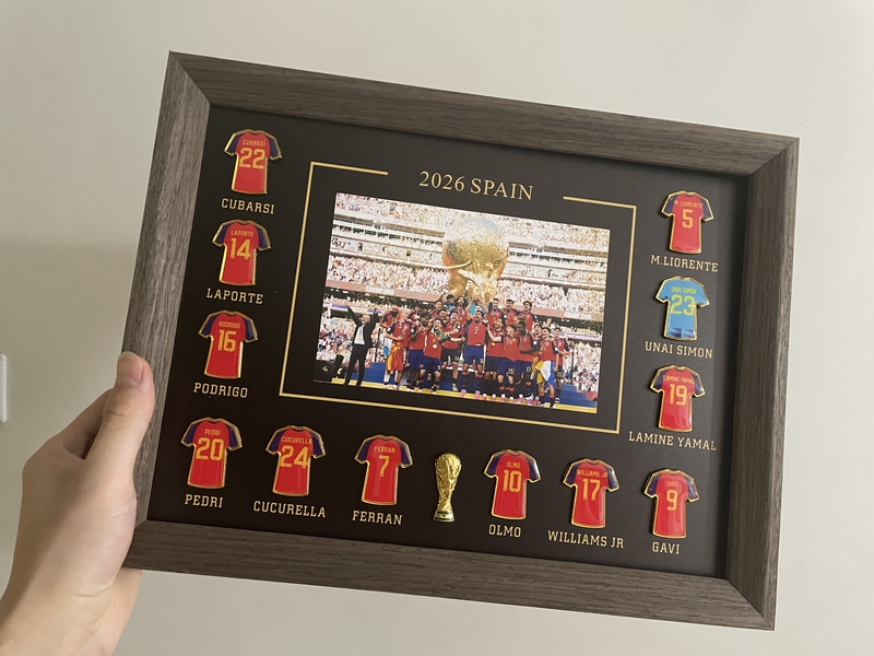 Spanish World Cup Champions Commemorative Badges and Photo Frames of Germany and France, and Souvenirs from Argentina and England Spanish World Cup Champions Commemorative Badges and Photo Frames of Germany and France, and Souvenirs from Argentina and England