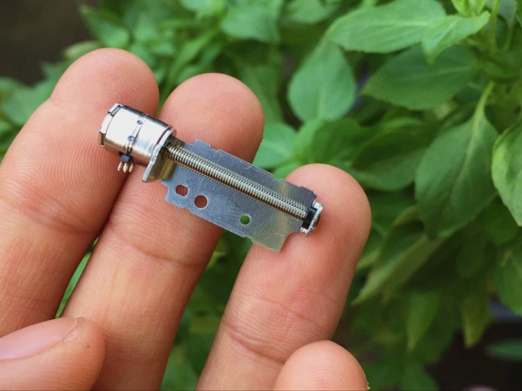 Japan's Sankyo second-line fourth-tier micro-stepping motor with a precision motor