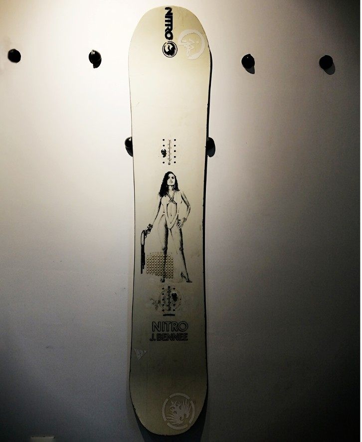 Free Punch Upper Wall Snowboard Display Nursery Props Surfboard Skateboard Containing Layer Shelf Slime