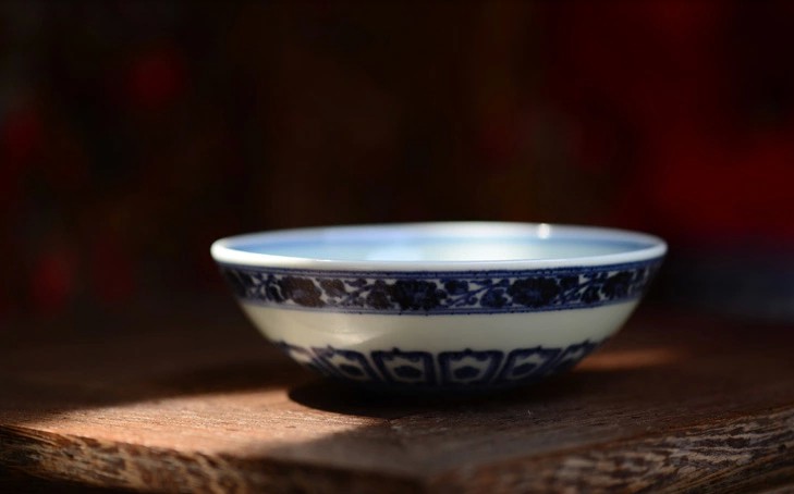 Offered home - cooked ju Ming xuande blue and white flower grain hand - made lying foot lamp that jingdezhen ceramic bowl cups by hand