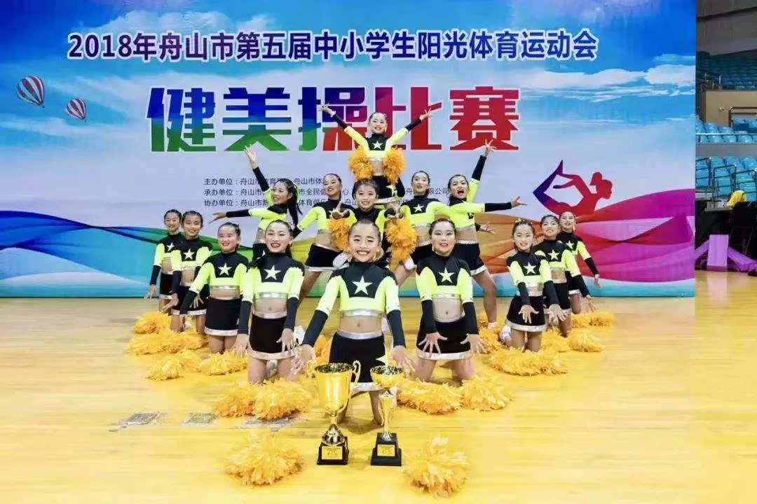 Cheerleader, dress cheerleader outfit group cheerleader, perform bodysuit and take the stage to the children's women