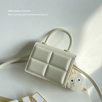 Белый маленький милый мобильный телефон