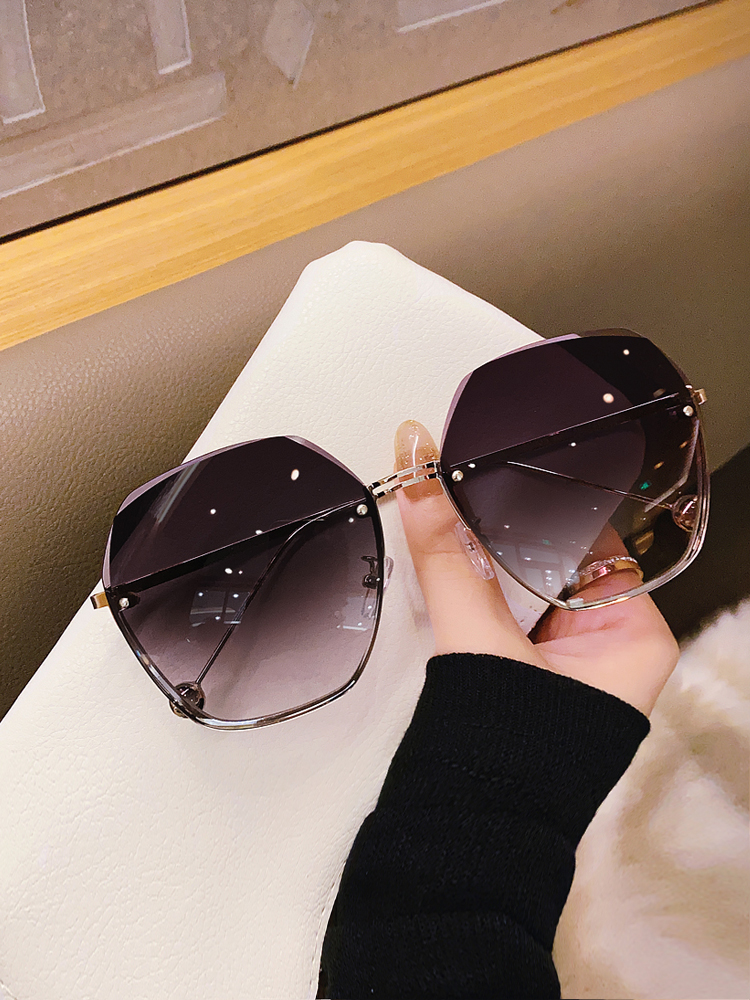 In 2023, the new frame cut edge sunglasses tide sunglasses female face and thin red book to protect against ultraviolet light