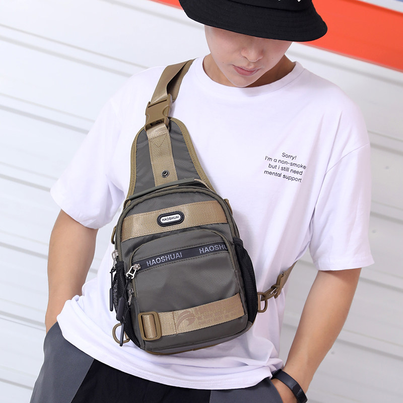 Men's breasts 2021 new fashion trends Slanted Satchel men's Chains Chains Bag Han Version Casual single shoulder Small Shoulder Bag