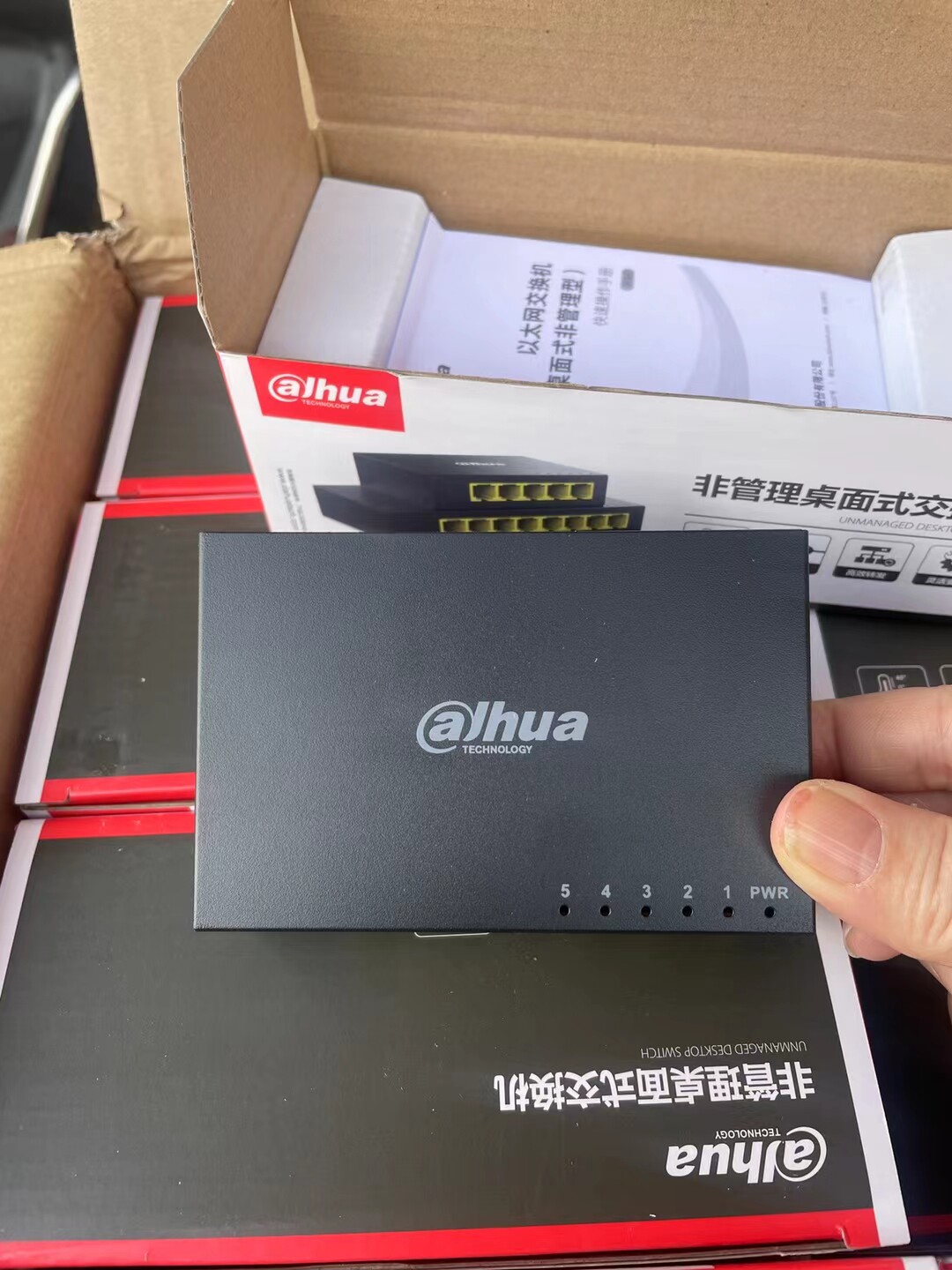 Dahua switch 100M gigabit plastic shell iron shell optional plug and play indoor 5-port 8-port monitoring computer network