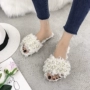 Màu đỏ ròng với cùng một đôi dép nữ mùa hè 2018 mới hoang dã đáy phẳng lông kéo từ thời trang xã hội dép và dép dép new balance chính hãng