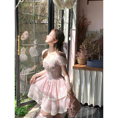 The gift account of a girl from Q's family/An antique girl with a sense of a thousand gold MEDALS, a pink dress with floral patterns and tulle, short-sleeved princess dress