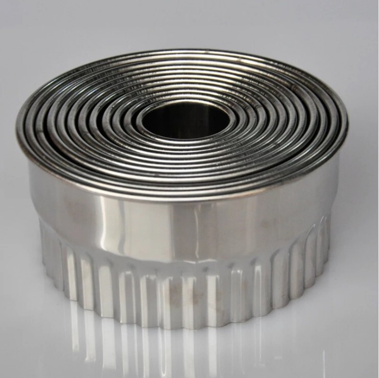 Stainless Steel Round 12-Hole Cake Cutter, Dumpling Skin Cutter, Fruit Mold, Vegetable Cookie Edge Cutter
