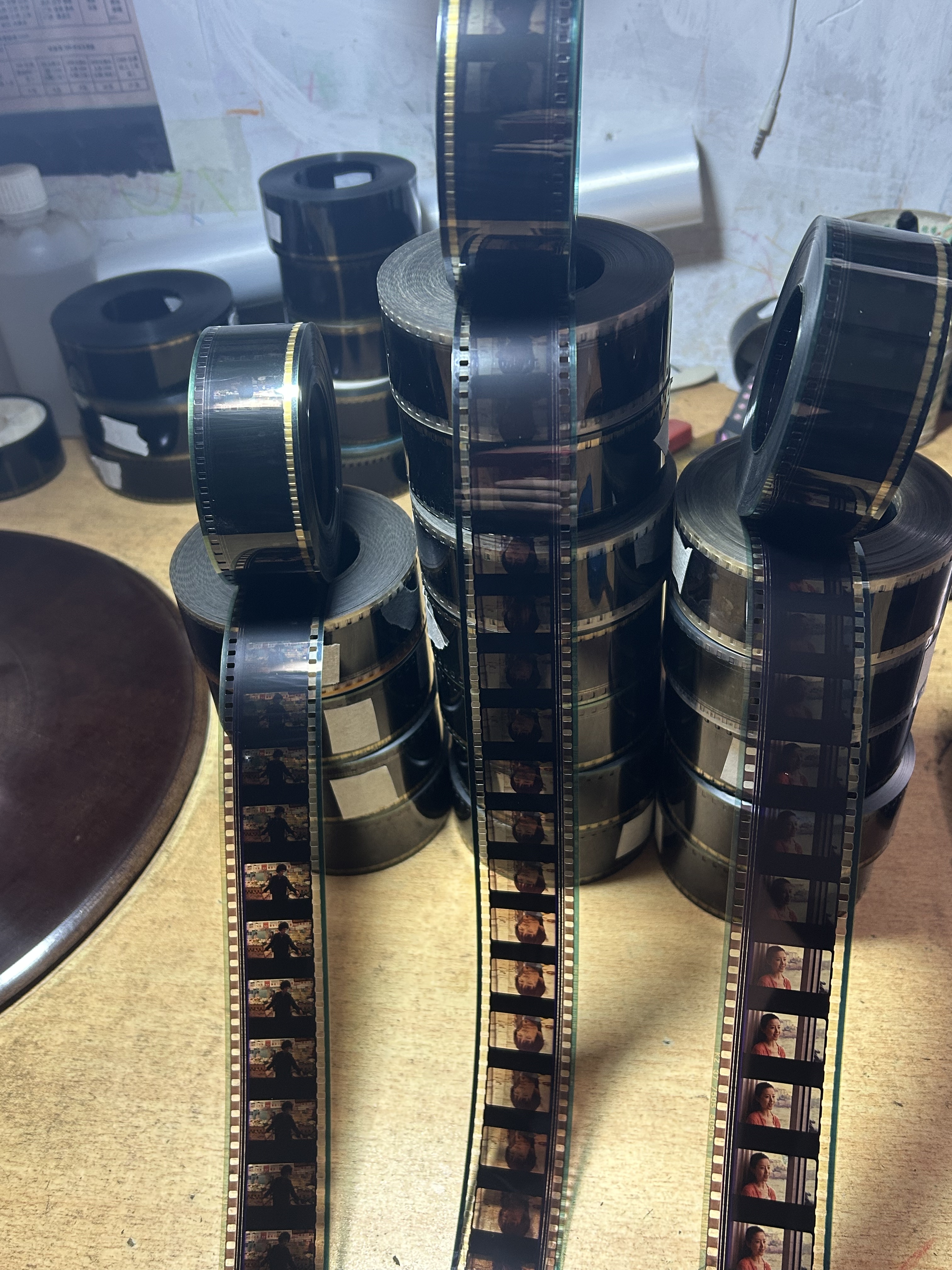 35mmビンテージフィルムリール、レトロでノスタルジックなオリジナルカラーフィルムリール、35mmカラーフィルムロール、装飾オーナメントは、135スライド投影、フィルムリール、有名人の画像、ブックマークの作成に使用できます。